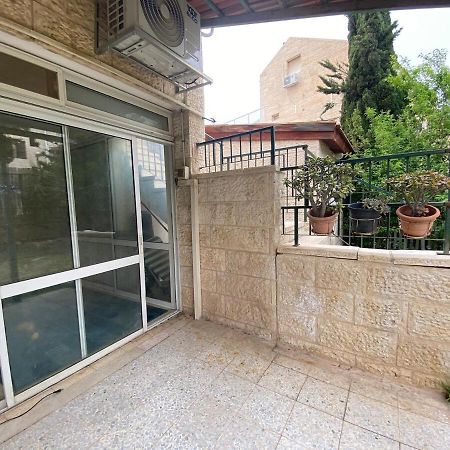 דירת גן מרווחת במיקום מעולה עם נטפליקס חינמי Apartman Ma'ale Adumim Kültér fotó