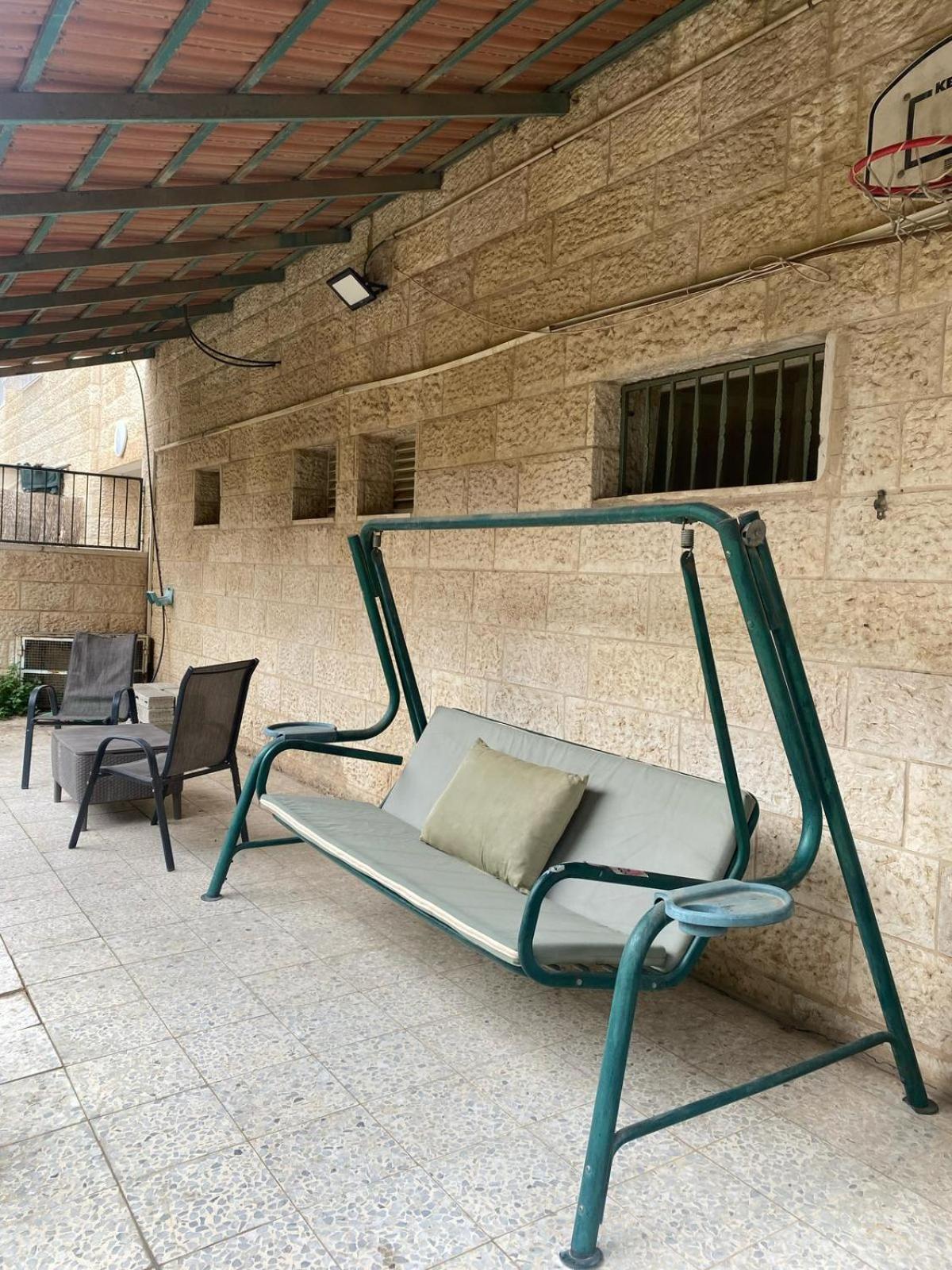 דירת גן מרווחת במיקום מעולה עם נטפליקס חינמי Apartman Ma'ale Adumim Kültér fotó