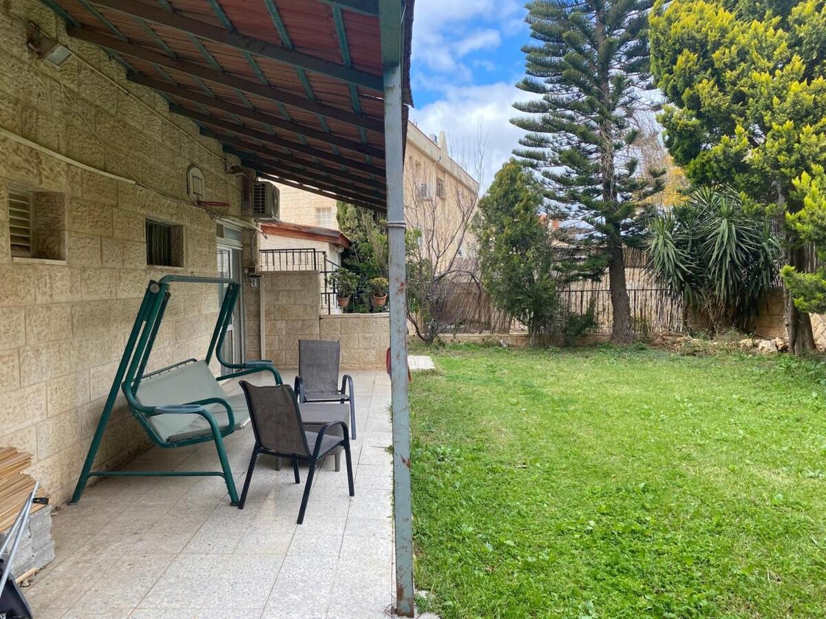 דירת גן מרווחת במיקום מעולה עם נטפליקס חינמי Apartman Ma'ale Adumim Kültér fotó