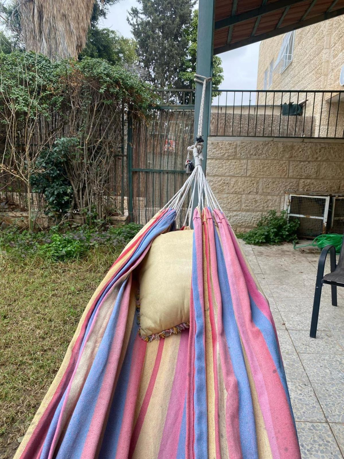 דירת גן מרווחת במיקום מעולה עם נטפליקס חינמי Apartman Ma'ale Adumim Kültér fotó