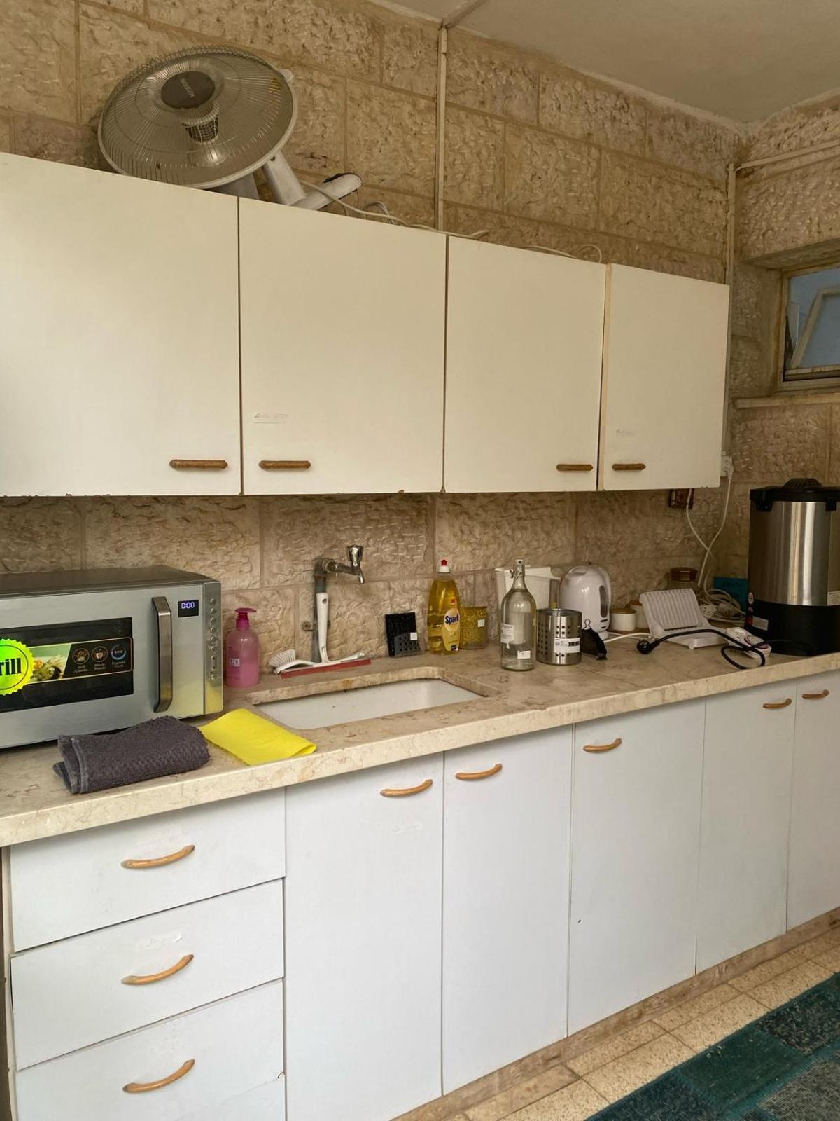 דירת גן מרווחת במיקום מעולה עם נטפליקס חינמי Apartman Ma'ale Adumim Kültér fotó