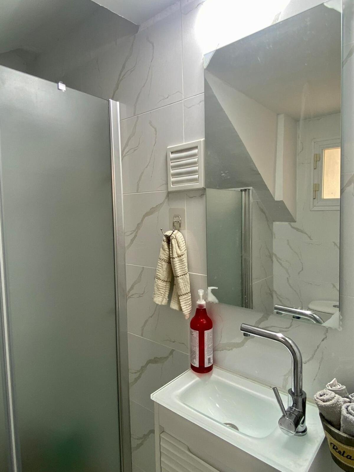 דירת גן מרווחת במיקום מעולה עם נטפליקס חינמי Apartman Ma'ale Adumim Kültér fotó