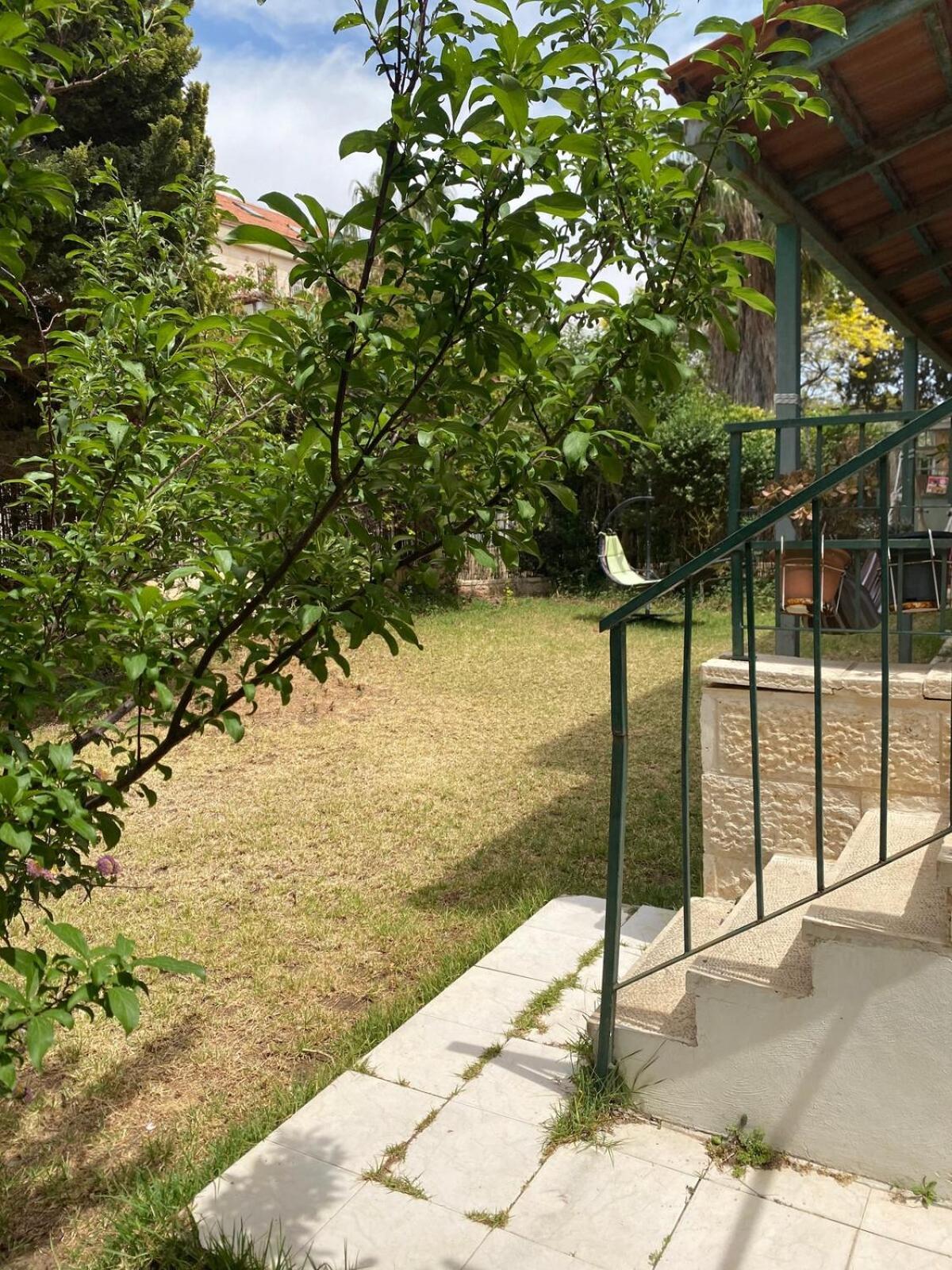 דירת גן מרווחת במיקום מעולה עם נטפליקס חינמי Apartman Ma'ale Adumim Kültér fotó