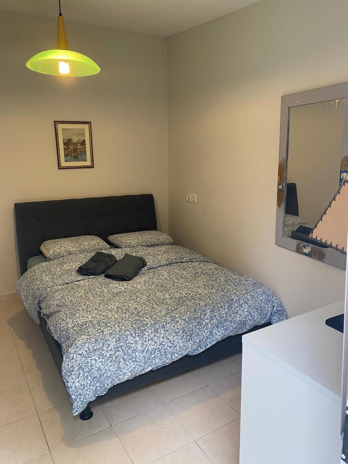 דירת גן מרווחת במיקום מעולה עם נטפליקס חינמי Apartman Ma'ale Adumim Kültér fotó