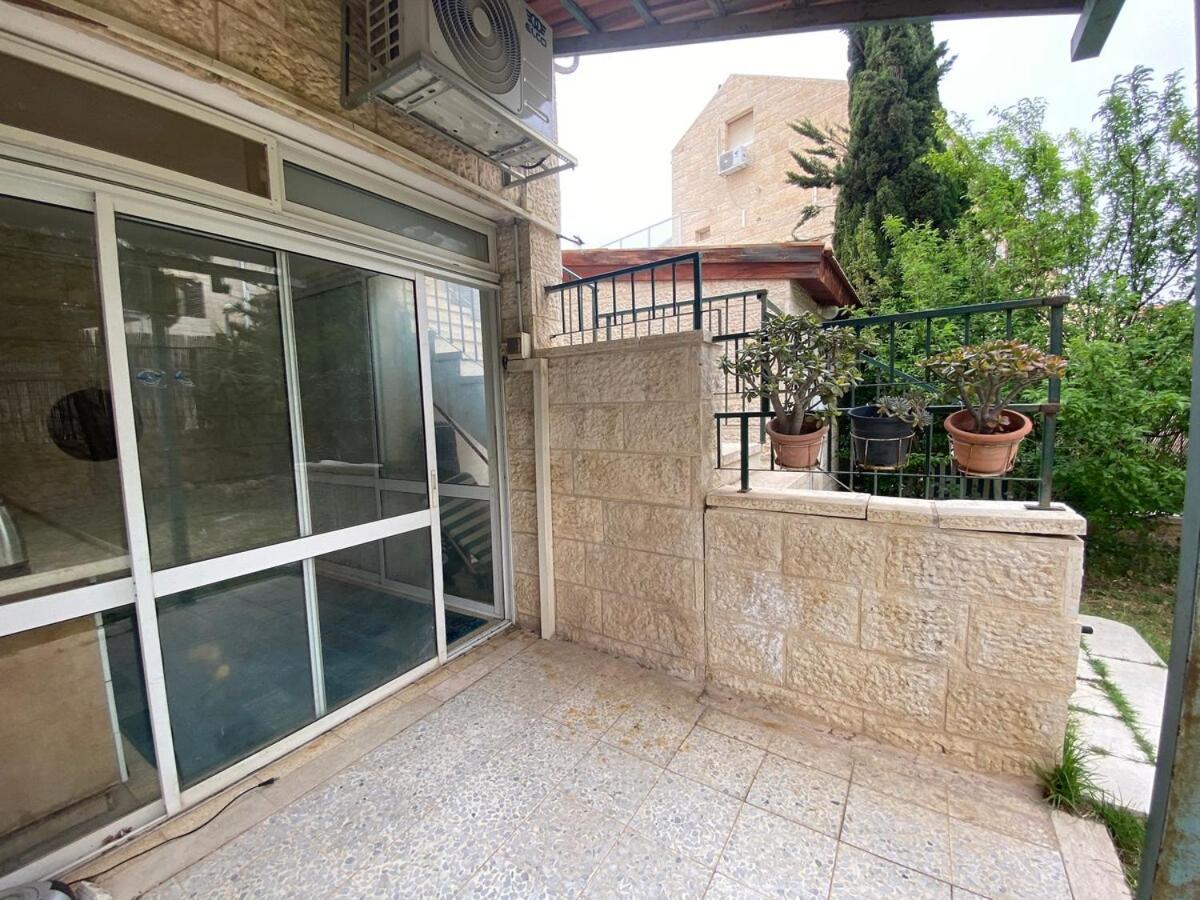 דירת גן מרווחת במיקום מעולה עם נטפליקס חינמי Apartman Ma'ale Adumim Kültér fotó