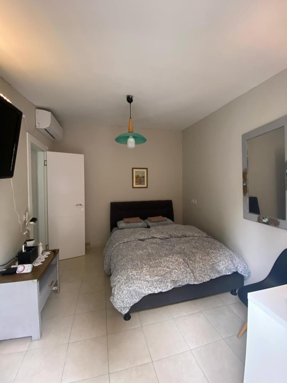 דירת גן מרווחת במיקום מעולה עם נטפליקס חינמי Apartman Ma'ale Adumim Kültér fotó