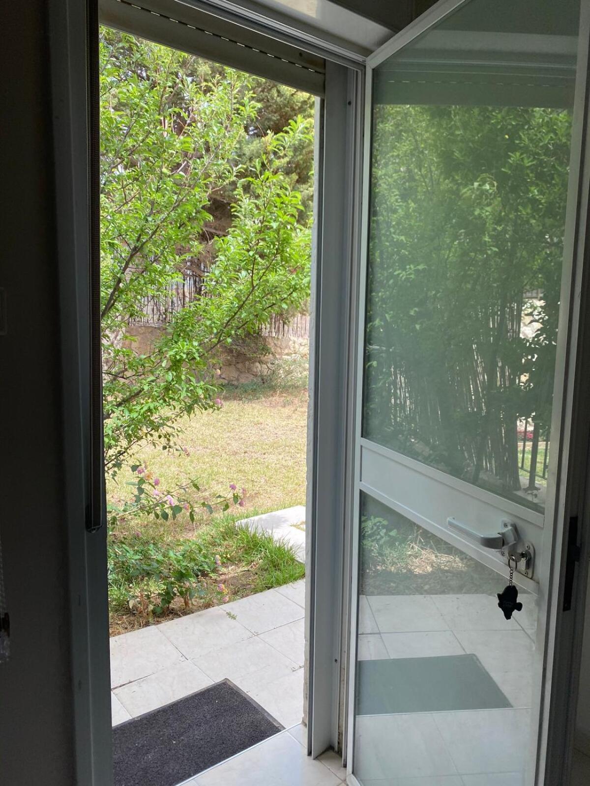 דירת גן מרווחת במיקום מעולה עם נטפליקס חינמי Apartman Ma'ale Adumim Kültér fotó